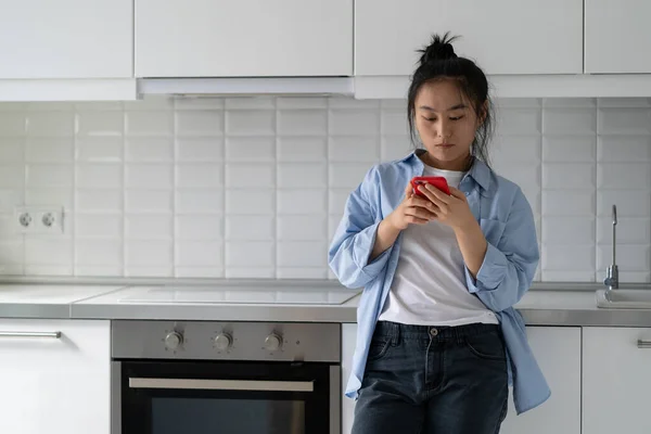 Surfing Social Media Addicted Ασιάτισσα Κορεάτισσα Στέκεται Στο Σπίτι Αναβάλλει — Φωτογραφία Αρχείου
