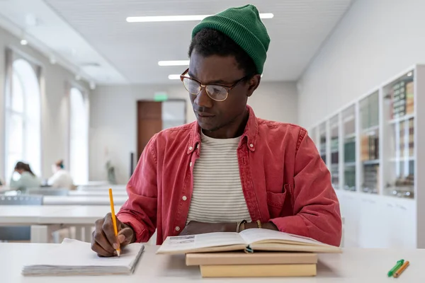 Konzentrierte Junge Afrikanisch Amerikanische College Studentin Sitzt Schreibtisch Mit Lehrbüchern — Stockfoto