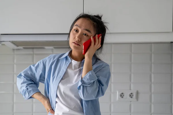 Aufgebrachte Unzufriedene Asiatin Telefoniert Mit Handy Und Streitet Während Sie — Stockfoto