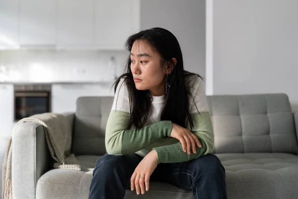 Szomorú Magányos Fiatal Ázsiai Depressziós Tünetekkel Otthon Kanapén Távolba Nézve — Stock Fotó