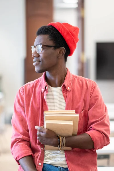 Jonge Afrikaanse Man Universitair Docent Met Stapel Boeken Zitten Tafel — Stockfoto