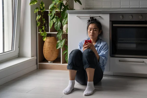 Verontruste Sombere Jonge Aziatische Vrouw Met Mobiele Telefoon Kijken Naar — Stockfoto
