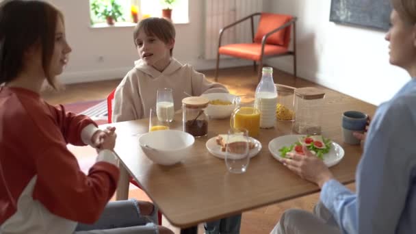 Szczęśliwa Matka Rodziny Dwoje Dzieci Rozmawiających Podczas Śniadania Jedzących Razem — Wideo stockowe