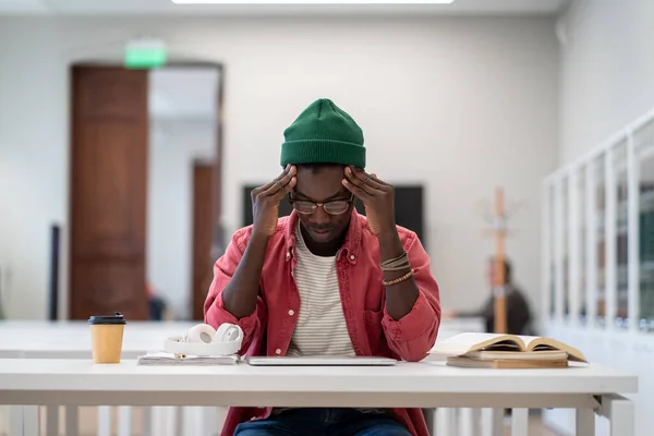Erschöpft Sitzt Ein Afroamerikanischer Student Der Bibliothek Und Hält Den — Stockfoto