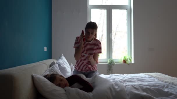 Joven Madre Preocupada Sentada Junto Hijo Niño Enfermo Dormido Casa — Vídeo de stock