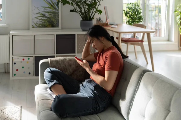 Unmotivated Confused Asian Woman Sits Phone Sofa Apartment Willing Start — Stock Photo, Image