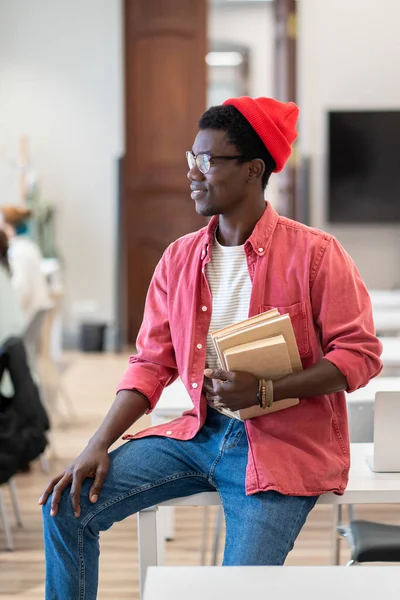 Schwarzer Student Sitzt Auf Schreibtisch Mit Laptop Der Modernen Universitätsbibliothek — Stockfoto