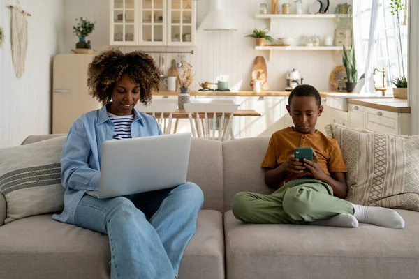 Happy African American Mother Freelancer Remote Work Home Office Laptop — Stock Photo, Image