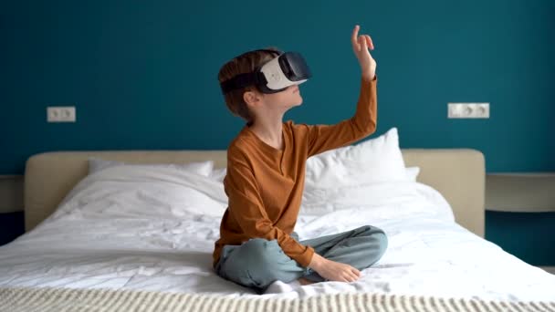Chlapec Sluchátkách Virtuální Reality Interagující Digitálním Světem Zvědavý Kluk Který — Stock video