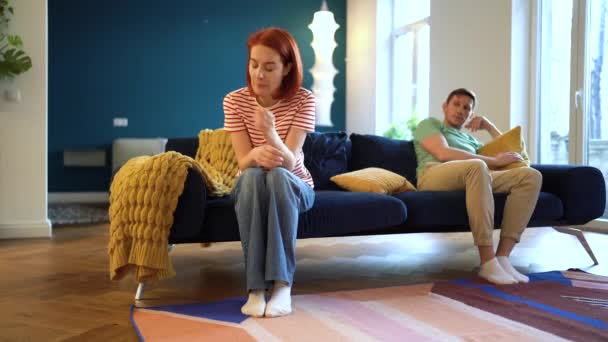 Kommunikációs Problémák Házasságban Feldúlt Európai Házaspár Felesége Férje Külön Ülnek — Stock videók