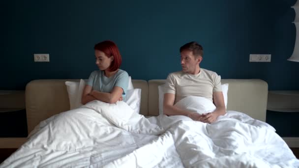 Frustrasi Sedih Pasangan Duduk Tempat Tidur Bawah Selimut Memikirkan Masalah — Stok Video