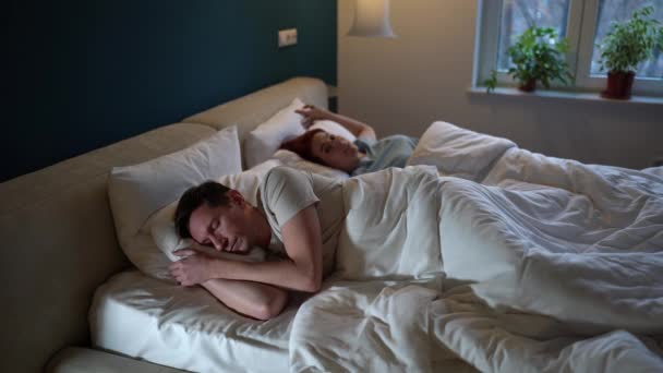早上好 亲爱的快乐的年轻女人早上醒来的丈夫 浪漫的新婚夫妇躺在床上 在家中醒来 睡后依偎在一起 恋爱中的浪漫 — 图库视频影像