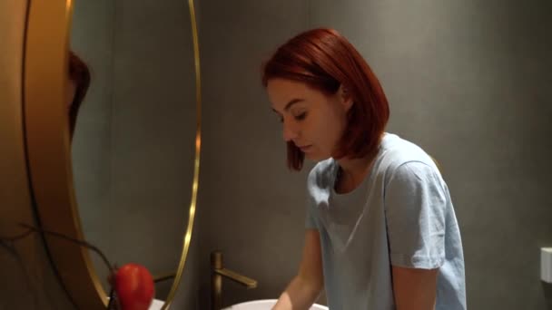 Millennial Κοκκινομάλλα Κορίτσι Κοιτάζοντας Στον Καθρέφτη Εφαρμογή Καθημερινή Μακιγιάζ Στο — Αρχείο Βίντεο