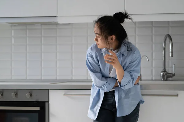 Mujer Asiática Deprimida Infeliz Que Tiene Problemas Digestivos Pie Cocina — Foto de Stock