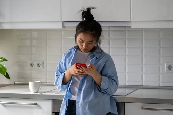 Fronsen Geïrriteerde Aziatische Jonge Vrouw Houdt Smartphone Krijgen Bericht Mail — Stockfoto