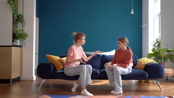 Madre Joven Tratando Hablar Con Hija Adolescente Traviesa Casa Sentados — Vídeos de Stock