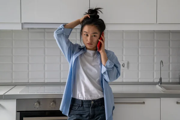 Aufgebrachte Unzufriedene Asiatin Telefoniert Mit Handy Und Streitet Während Sie — Stockfoto