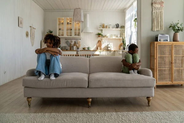 Zdenerwowana Nieszczęśliwa Afroamerykanka Matka Syn Siedzą Osobno Kanapie Ignorując Się — Zdjęcie stockowe