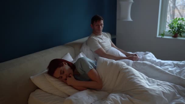 Wanita European Yang Bersemangat Berbaring Tempat Tidur Berpaling Dari Suami — Stok Video