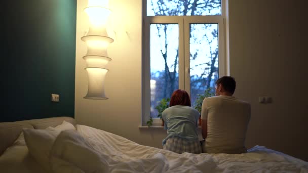Pria Khawatir Menghibur Untuk Melankolis Tertekan Wanita Dengan Kelelahan Emosional — Stok Video