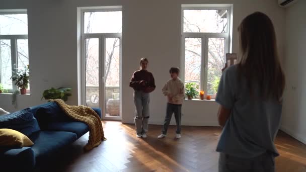 Mutlu Çocuklar Evde Akıllı Telefon Kamerasıyla Dans Eden Erkek Kız — Stok video