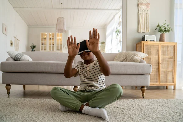 Digitale Kinder Nahaufnahme Eines Kleinen Neugierigen Afroamerikanischen Jungen Mit Brille — Stockfoto