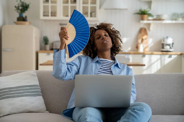 Erschöpfte Afroamerikanerinnen Sitzen Heißen Tagen Mit Einem Ventilator Der Hand — Stockfoto