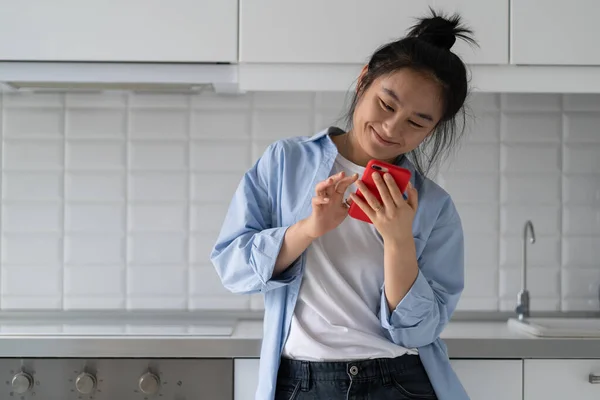 Sonriente Chica Coreana Pie Cocina Casa Usando Teléfono Celular Moderno — Foto de Stock