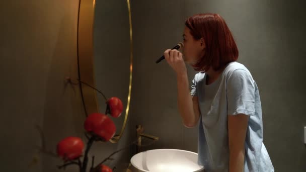 Focado Mulher Beleza Com Cabelos Vermelhos Olha Para Espelho Banheiro — Vídeo de Stock