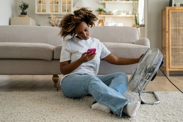 Junge Schwarze Frau Die Ihr Handy Benutzt Während Sie Sich — Stockfoto