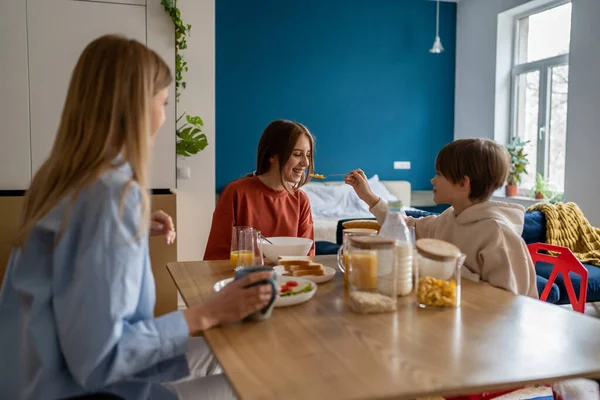 Happy Kids Siblings Having Fun While Eating Cereals Morning Sitting — Stock Photo, Image