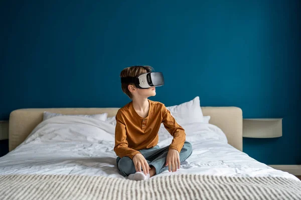 孩子们使用虚拟现实耳机与虚构的世界互动 白人男孩坐在床上 戴着Vr眼镜玩电子游戏 沉浸性学习和儿童 — 图库照片