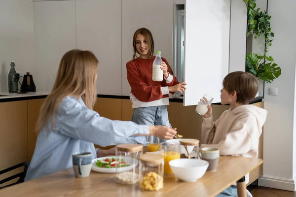 Family Meal Time Single Mother Two Kids Eating Kitchen Home — Stock Photo, Image