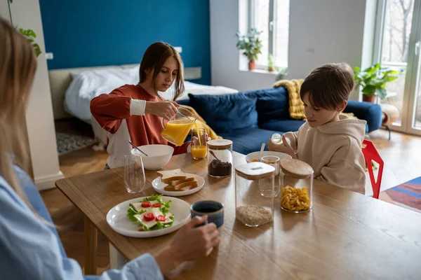 Mother Two Kids Sitting Kitchen Table Home Family Three Eating — Stock Photo, Image