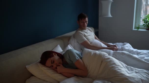 말다툼 침대에 부부는 침실에서 문제를 아내는 이상하고 이상하여 남편의 불쾌하게 — 비디오