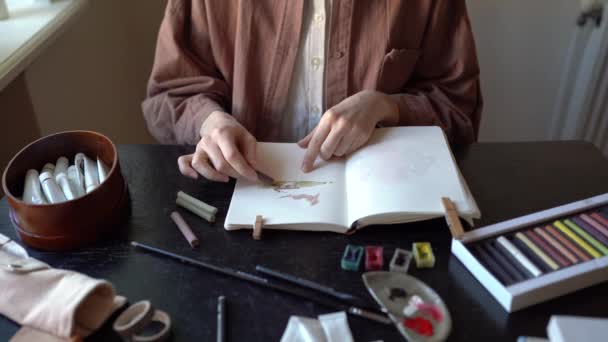 Δημιουργικό Χόμπι Γυναίκα Καλλιτέχνης Χρησιμοποιώντας Μαλακό Παστέλ Κιμωλία Για Σχέδιο — Αρχείο Βίντεο