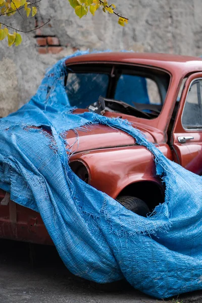 Old Broken Vintage Car Dump Abandoned Vehicle Parked City Street — Stock Photo, Image