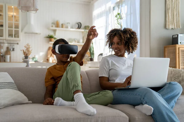 Sonriente Mujer Afroamericana Madre Mirando Hijo Vistiendo Simulador Realidad Virtual —  Fotos de Stock