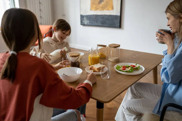 Lycklig Familj Äter Frukost Medan Sitter Vid Köksbordet Leende Mamma — Stockfoto