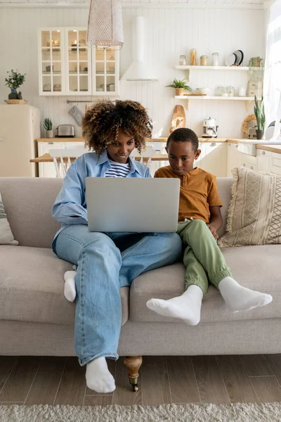 Happy African American Family Mother Little Kid Son Watching Cartoons — Stock Photo, Image
