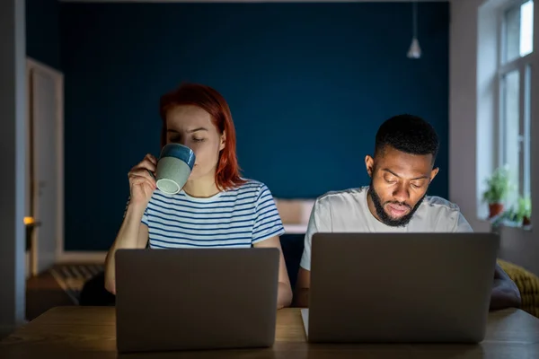 Een Paar Mannen Werken Laptops Hun Kantoor Drinken Thee Aan — Stockfoto