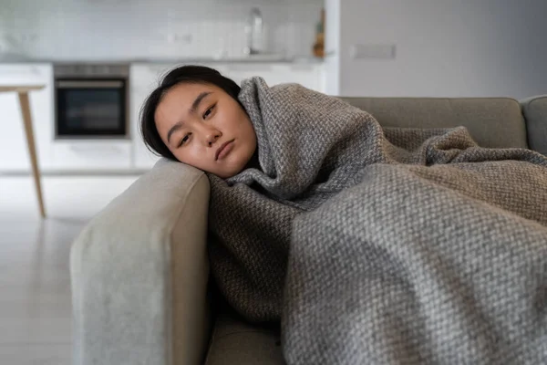 Szomorú Fáradt Ázsiai Lány Egyedül Fekszik Úgy Érzi Depresszió Közömbös — Stock Fotó