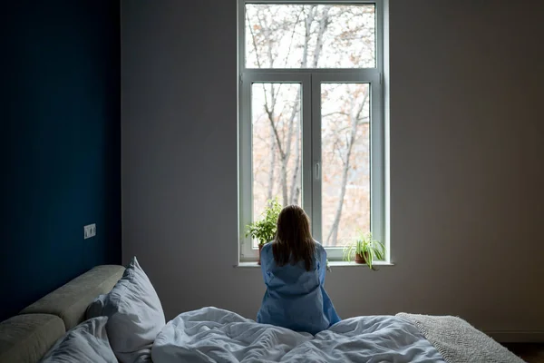 Depresso Donna Sola Sedersi Sul Letto Casa Meditando Problemi Soluzione — Foto Stock