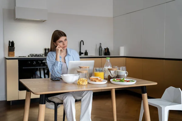 Mujer Joven Ama Casa Sentada Mesa Cocina Con Desayuno Hablando —  Fotos de Stock