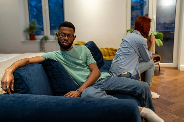 Unzufriedene Junge Gemischtrassige Paare Sitzen Getrennt Auf Dem Sofa Hause — Stockfoto