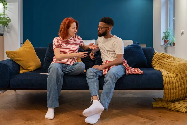 种族间关系问题 不快乐的 多样化的年轻夫妇谈论关系问题 产生误解 坐在客厅的沙发上 婚姻中的困难 — 图库照片