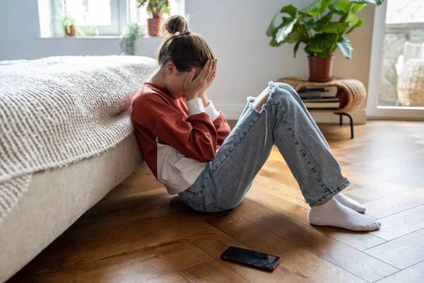 Boldogtalan Tini Lány Eltakarja Arcát Kezét Sír Miközben Padlón Mobiltelefon — Stock Fotó