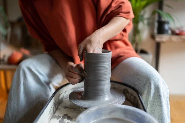 女性手工制作的陶瓷手用天然粘土制成的形状器皿 放置在旋转陶瓷轮上 制作罐头盒供菜品商店销售 丰富自己的产品种类 — 图库照片
