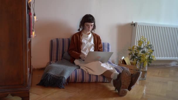 Estudante Focada Usando Laptop Sentado Chão Casa Olhando Para Lado — Vídeo de Stock