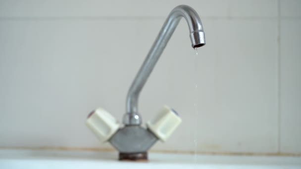 Goteando Grifo Agua Defectuoso Apartamento Trae Inconvenientes Con Sonido Antiguas — Vídeos de Stock